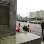 11.11.2015 Kielce. Minister spraw zagranicznych Grzegorz Schetyna,  Wojewoda Bożentyna Pałka-Koruba, przedstawiciele prezydenta miasta złożyli wieńce pod pomnikiem Niepodległości. / Wojciech Hadbas / Radio Kielce