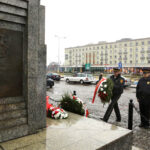 11.11.2015 Kielce. Minister spraw zagranicznych Grzegorz Schetyna,  Wojewoda Bożentyna Pałka-Koruba, przedstawiciele prezydenta miasta złożyli wieńce pod pomnikiem Niepodległości. / Wojciech Hadbas / Radio Kielce