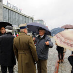 11.11.2015 Kielce. Minister spraw zagranicznych Grzegorz Schetyna,  Wojewoda Bożentyna Pałka-Koruba, przedstawiciele prezydenta miasta złożyli wieńce pod pomnikiem Niepodległości. / Wojciech Hadbas / Radio Kielce