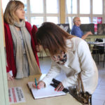 1.11.2015 Kielce. Trwa kwesta, w I LO im. Stefana Żeromskiego rozdawane są identyfikatory, i puszki na datki. / Wojciech Habdas / Radio Kielce