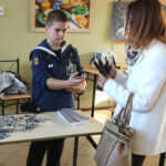 1.11.2015 Kielce. Trwa kwesta, w I LO im. Stefana Żeromskiego rozdawane są identyfikatory, i puszki na datki. / Wojciech Habdas / Radio Kielce