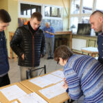 1.11.2015 Kielce. Trwa kwesta, w I LO im. Stefana Żeromskiego rozdawane są identyfikatory, i puszki na datki. / Wojciech Habdas / Radio Kielce