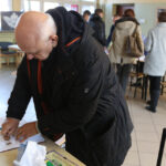 1.11.2015 Kielce. Trwa kwesta, w I LO im. Stefana Żeromskiego rozdawane są identyfikatory, i puszki na datki. / Wojciech Habdas / Radio Kielce