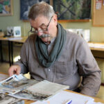 1.11.2015 Kielce. Trwa kwesta, w I LO im. Stefana Żeromskiego rozdawane są identyfikatory, i puszki na datki. / Wojciech Habdas / Radio Kielce