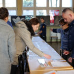 1.11.2015 Kielce. Trwa kwesta, w I LO im. Stefana Żeromskiego rozdawane są identyfikatory, i puszki na datki. / Wojciech Habdas / Radio Kielce