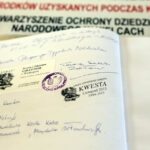 1.11.2015 Kielce. Trwa kwesta, w I LO im. Stefana Żeromskiego rozdawane są identyfikatory, i puszki na datki. / Wojciech Habdas / Radio Kielce