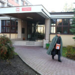 1.11.2015 Kielce. Trwa kwesta, w I LO im. Stefana Żeromskiego rozdawane są identyfikatory, i puszki na datki. / Wojciech Habdas / Radio Kielce