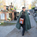 1.11.2015 Kielce. Trwa kwesta, od lat pan Zdzisław Sabat kwestuje na Cmentarzu Starym. / Wojciech Habdas / Radio Kielce