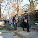 1.11.2015 Kielce. Trwa kwesta, od lat pan Zdzisław Sabat kwestuje na Cmentarzu Starym. / Wojciech Habdas / Radio Kielce