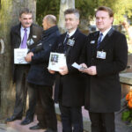 1.11.2015 Kielce. Odwiedzamy zmarłych bliskich na cmentarzach. Trwa kwesta, na Cmentarzu Starym kwestowali Wojciech Lubawski, Andrzej Sygut, Krzysztof Słoń i Dominik Tarczyński. / Wojciech Habdas / Radio Kielce