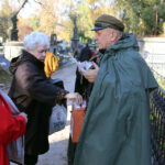 1.11.2015 Kielce. Odwiedzamy zmarłych bliskich na cmentarzach. Trwa kwesta. / Wojciech Habdas / Radio Kielce
