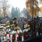 1.11.2015 Kielce. Odwiedzamy zmarłych bliskich na cmentarzach. Trwa kwesta. / Wojciech Habdas / Radio Kielce