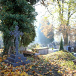 1.11.2015 Kielce. Odwiedzamy zmarłych bliskich na cmentarzach. Trwa kwesta. Na zdjęciu jeden z odrestaurowanych dzięki datkom nagrobek. / Wojciech Habdas / Radio Kielce