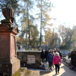 1.11.2015 Kielce. Odwiedzamy zmarłych bliskich na cmentarzach. Trwa kwesta. / Wojciech Habdas / Radio Kielce