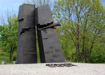 7.5.2015 Kielce. Pomnik Homo Homini / Wojciech Habdas / Radio Kielce