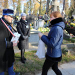 1.11.2015 Kielce. Odwiedzamy zmarłych bliskich na cmentarzach. Trwa kwesta. / Wojciech Habdas / Radio Kielce