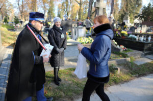 1.11.2015 Kielce. Odwiedzamy zmarłych bliskich na cmentarzach. Trwa kwesta. / Wojciech Habdas / Radio Kielce