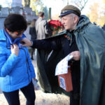 1.11.2015 Kielce. Odwiedzamy zmarłych bliskich na cmentarzach. Trwa kwesta. / Wojciech Habdas / Radio Kielce