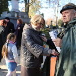 1.11.2015 Kielce. Odwiedzamy zmarłych bliskich na cmentarzach. Trwa kwesta. / Wojciech Habdas / Radio Kielce