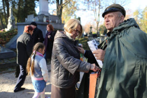 1.11.2015 Kielce. Odwiedzamy zmarłych bliskich na cmentarzach. Trwa kwesta. / Wojciech Habdas / Radio Kielce