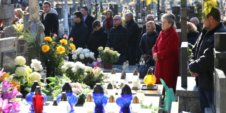 1.11.2015 Kielce. Msza święta na Cmentarzu Nowym. / Wojciech Habdas / Radio Kielce