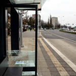 29.11.2015 Kielce. Wybita szyba na przystanku przy ul. Źródłowej. / Wojciech Habdas / Radio Kielce