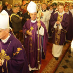 29.11.2015 Kielce. Uroczysta msza święta w pierwszą rocznicę ingresu Ks. Biskupa Ordynariusza Jana Piotrowskiego. / Wojciech Habdas / Radio Kielce