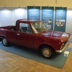 Specjalną wersję nadwozia opracowano na szczególny dzień: 22 lipca 1974 roku, czyli 30-tą rocznicę powstania PKWN. Do Polski obiecał wówczas przyjechać Leonid Breżniew, przywódca Związku Radzieckiego. Zdecydowano, że z lotniska Okęcie pojedzie okrężną drogą, ale za to jako pierwszy przemknie nową Trasą Łazienkowską. I właśnie na tę okazję zaprojektowano "Jamnika". / Robert Felczak / Radio Kielce