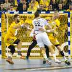 28.11.2015 Kielce. VTK - Vardar. Zdjęcia z pierwszej połowy. Sergiej Gobrok w ataku a w obronie Mateusz Kus i Karol Bielecki / Stanisław Blinstrub / Radio Kielce