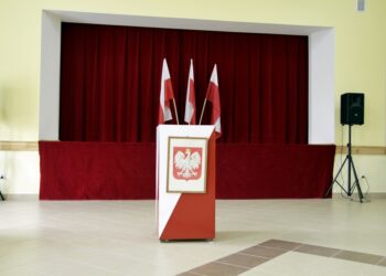 Wybory w Piekoszowie Obwodowe głosowanie w Komisji / Stanisław Blinstrub / Radio Kielce