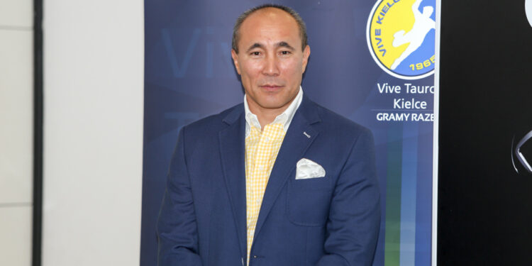 10.11.2015 Kielce. Vive Tauron. Podpisanie umowy z Lexusem. Tałant Dujszebajew / Stanisław Blinstrub / Radio Kielce