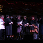 Wspólne kolędowanie na chęcińskim Rynku (20 grudnia 2015 r.) / Piotr Michalski / Radio Kielce