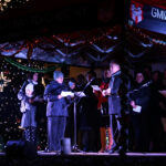 Wspólne kolędowanie na chęcińskim Rynku (20 grudnia 2015 r.) / Piotr Michalski / Radio Kielce