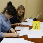 Uczniowie pisali listy w obronie praw człowieka (9 grudnia 2015 r.) / Piotr Michalski / Radio Kielce