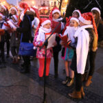 Świąteczna choinka na kieleckim rynku (7 grudnia 2015 r.) / Piotr Michalski / Radio Kielce