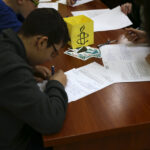 Uczniowie pisali listy w obronie praw człowieka (9 grudnia 2015 r.) / Piotr Michalski / Radio Kielce