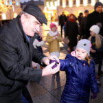 Świąteczna choinka na kieleckim rynku (7 grudnia 2015 r.) / Piotr Michalski / Radio Kielce