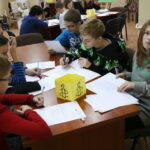 Uczniowie pisali listy w obronie praw człowieka (9 grudnia 2015 r.) / Piotr Michalski / Radio Kielce