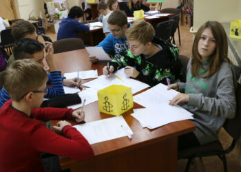 Uczniowie pisali listy w obronie praw człowieka (9 grudnia 2015 r.) / Piotr Michalski / Radio Kielce