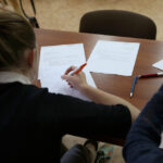 Uczniowie pisali listy w obronie praw człowieka (9 grudnia 2015 r.) / Piotr Michalski / Radio Kielce