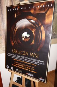 15.12.2015 r. Tokarnia. Otwarcie wystawy fotograficznej Oblicza Wsi (15 grudnia 2015 r.) / Grzegorz Jamka / Radio Kielce