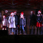 Wspólne kolędowanie na chęcińskim Rynku (20 grudnia 2015 r.) / Piotr Michalski / Radio Kielce