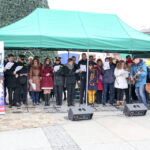 17.12.2015 Kielce. Rynek. Harcerze rozdają Betlejemskie Światełko pokoju oraz wspólne kolędowanie / Stanisław Blinstrub / Radio Kielce