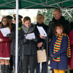 17.12.2015 Kielce. Rynek. Harcerze rozdają Betlejemskie Światełko pokoju oraz wspólne kolędowanie / Stanisław Blinstrub / Radio Kielce