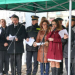 17.12.2015 Kielce. Rynek. Harcerze rozdają Betlejemskie Światełko pokoju oraz wspólne kolędowanie / Stanisław Blinstrub / Radio Kielce