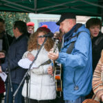 17.12.2015 Kielce. Rynek. Harcerze rozdają Betlejemskie Światełko pokoju oraz wspólne kolędowanie / Stanisław Blinstrub / Radio Kielce