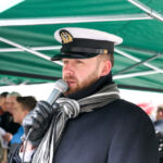 17.12.2015 Kielce. Rynek. Harcerze rozdają Betlejemskie Światełko pokoju oraz wspólne kolędowanie / Stanisław Blinstrub / Radio Kielce