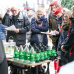 17.12.2015 Kielce. Rynek. Harcerze rozdają Betlejemskie Światełko pokoju oraz wspólne kolędowanie / Stanisław Blinstrub / Radio Kielce