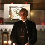 13.12.2015 Kielce. Kościół pw. Św. Wojciecha. Betlejemskie Światełko Pokoju dotarło do Kielc / Stanisław Blinstrub / Radio Kielce