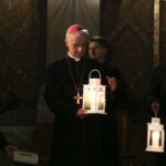 13.12.2015 Kielce. Kościół pw. Św. Wojciecha. Betlejemskie Światełko Pokoju dotarło do Kielc / Stanisław Blinstrub / Radio Kielce